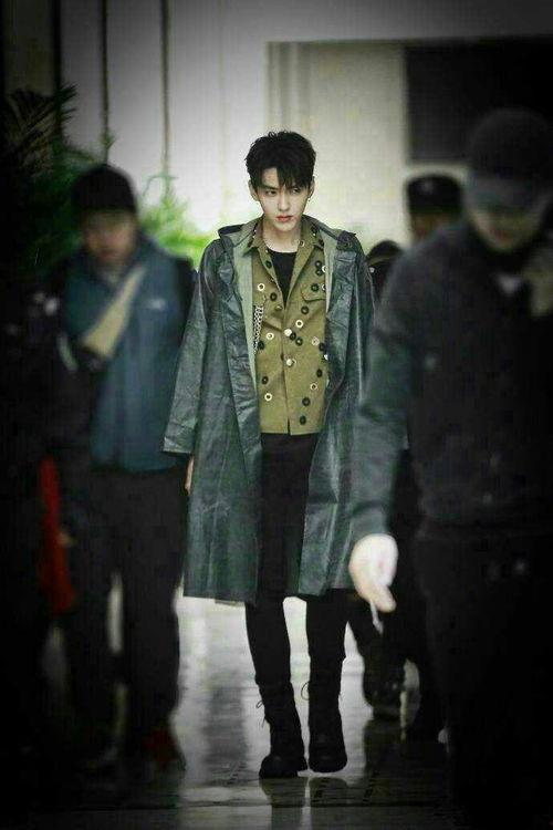 娱乐吃瓜酱雨衣男,娱乐吃瓜酱的神秘面纱